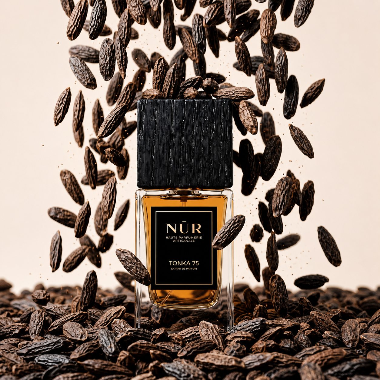 Extrait de parfum Tonka 75 de NÛR, visuel d'ambiance évoquant la fève tonka du Brésil torréfiée