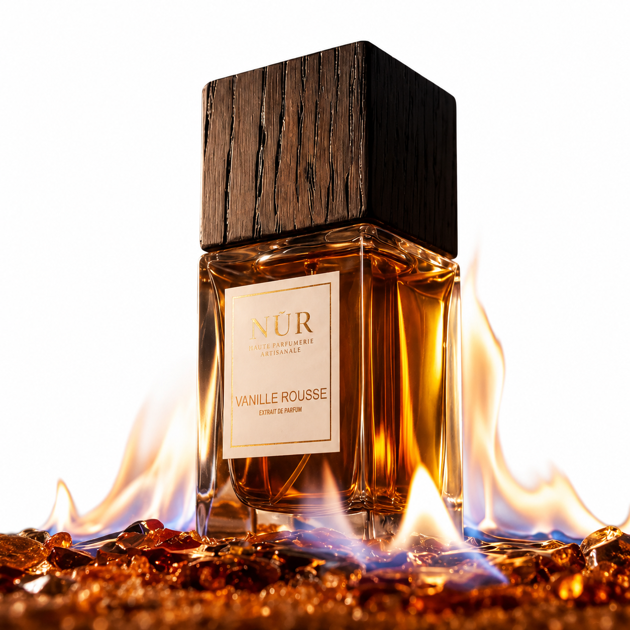 Extrait de parfum Vanille Rousse de NÛR, visuel d'ambiance évoquant la facette fumée de la vanille planifolia