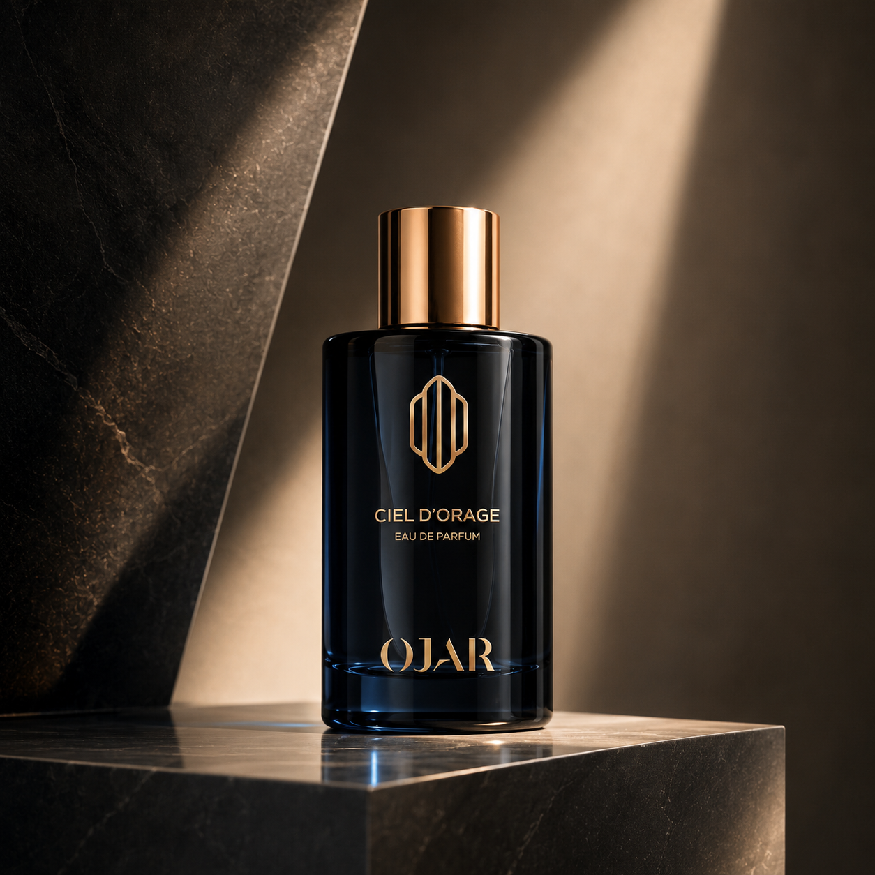 Ciel d'Orage d'OJAR, eau de parfum, flacon en mise en scène artistique.