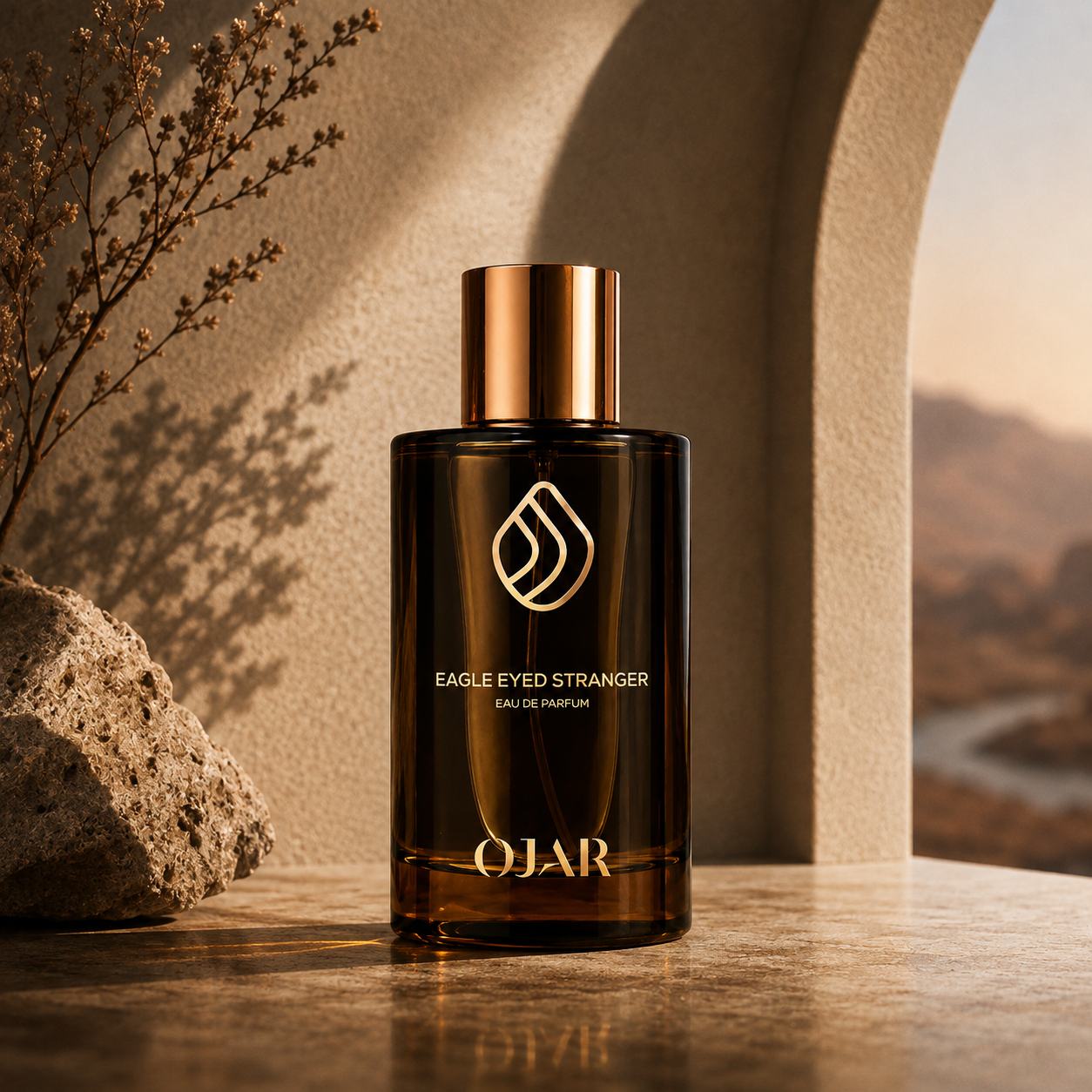 Eagle Eyed Stranger d'OJAR, eau de parfum, flacon en mise en scène dans un décor architectural aux tons ambrés.