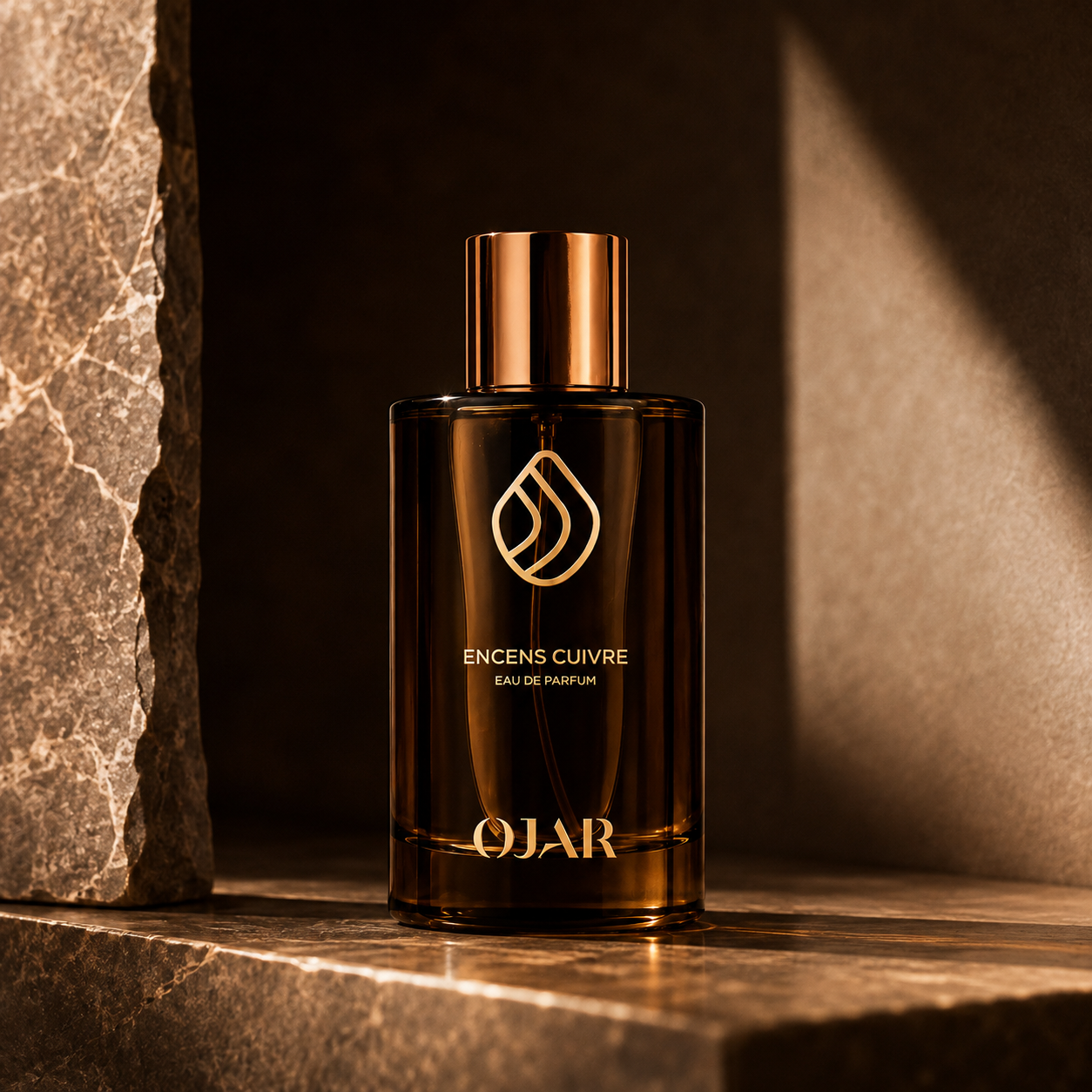 Encens Cuivre d'OJAR, eau de parfum, flacon en mise en scène dans un décor minéral aux tons cuivrés.