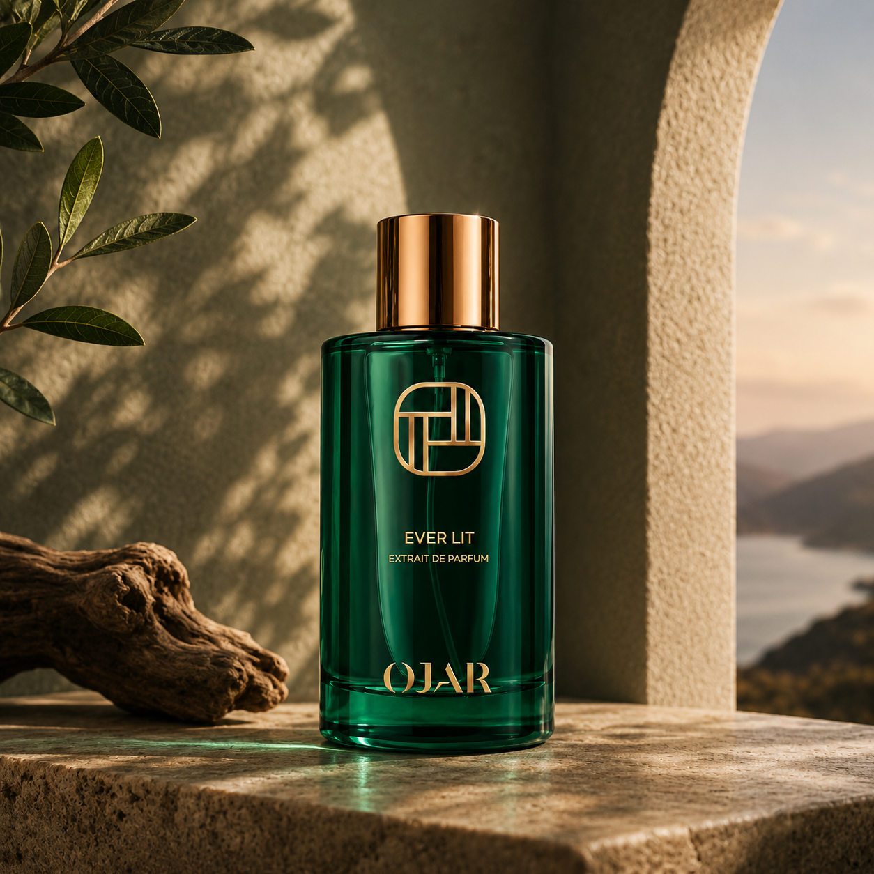 Ever Lit d'OJAR, extrait de parfum, flacon en mise en scène devant un paysage côtier, avec arche de pierre et feuillage.