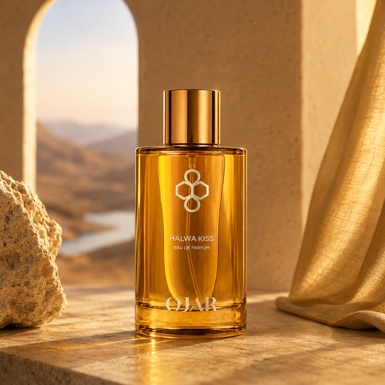 Halwa Kiss d'OJAR, eau de parfum, flacon en mise en scène dans un décor oriental aux tons dorés, avec arche et voile.