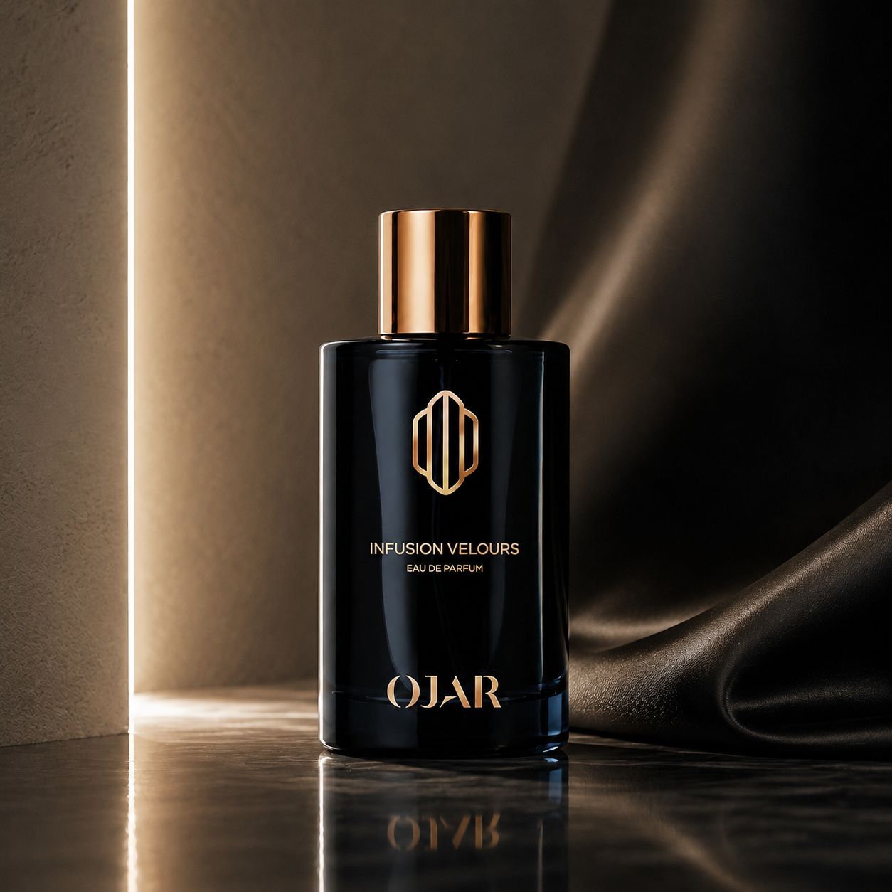 Infusion Velours d'OJAR, eau de parfum, flacon en mise en scène sur un drapé noir effet cuir aux reflets dorés.