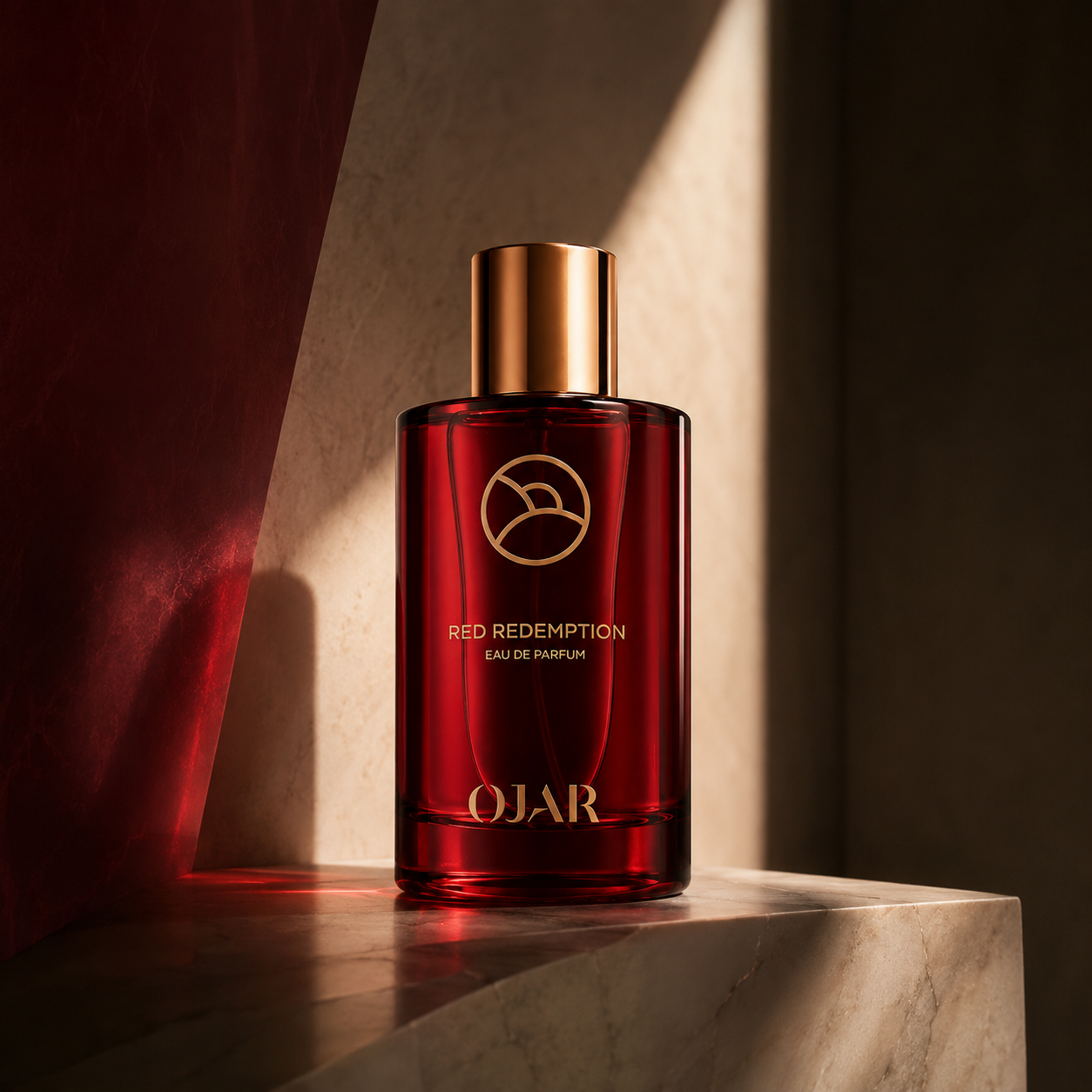 Red Redemption d'OJAR, eau de parfum, flacon en mise en scène dans un décor architectural rouge et beige.