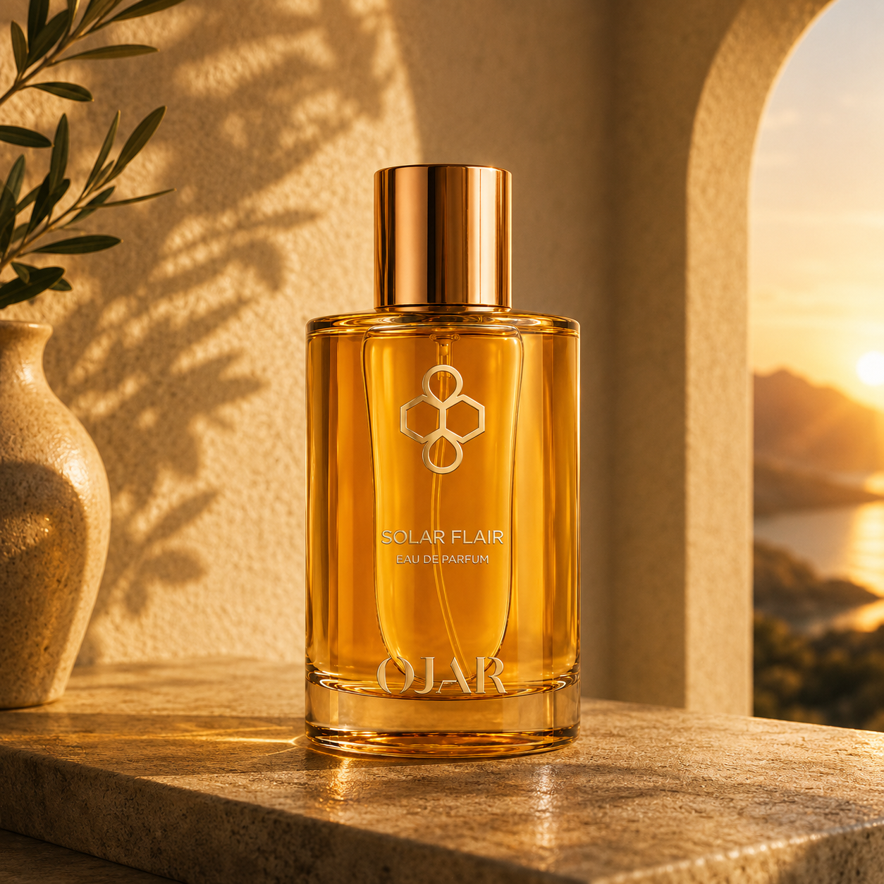 Solar Flair d'OJAR, eau de parfum, flacon en mise en scène dans un décor méditerranéen au coucher du soleil.