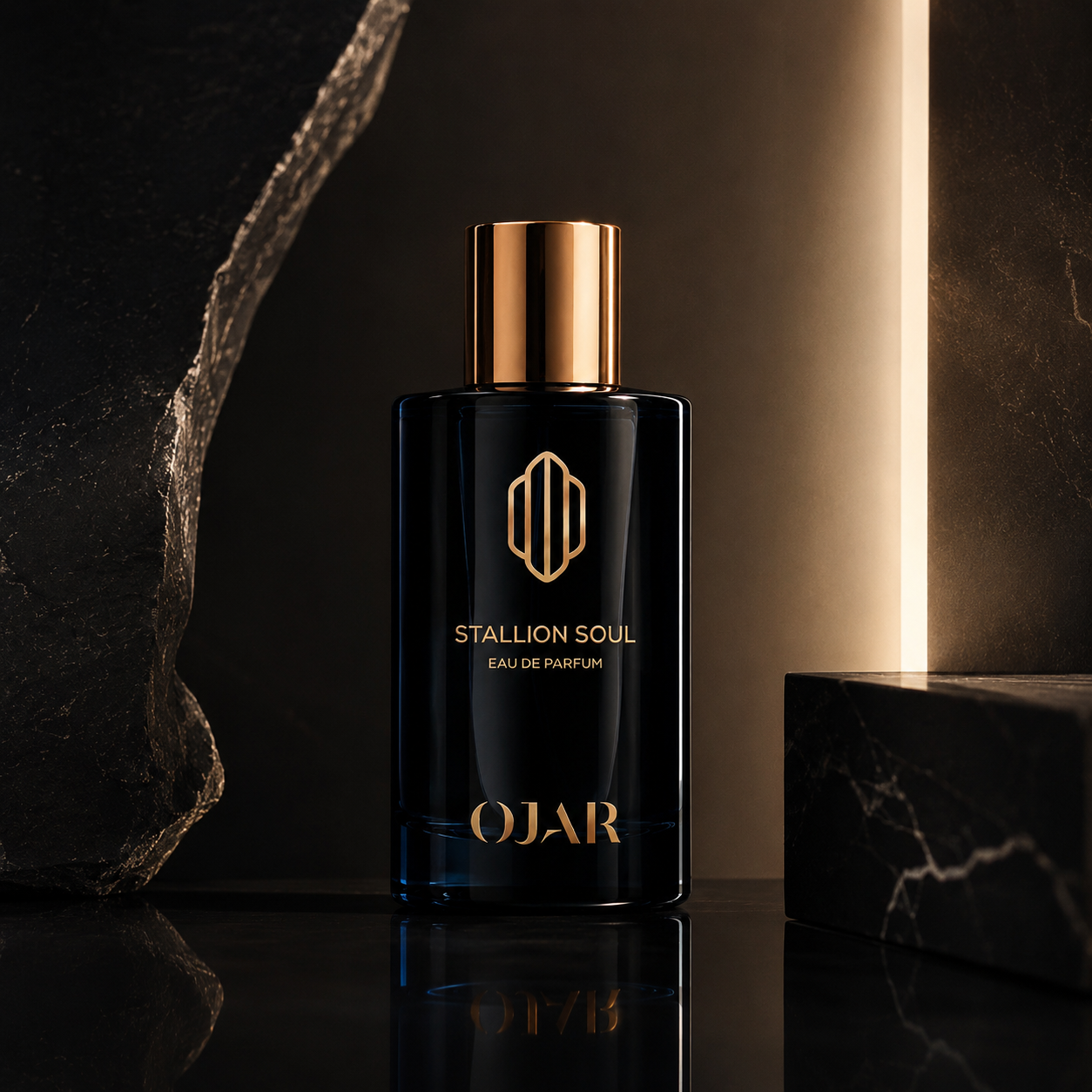 Stallion Soul d'OJAR, eau de parfum, flacon en mise en scène sur du marbre noir aux reflets cuivrés.