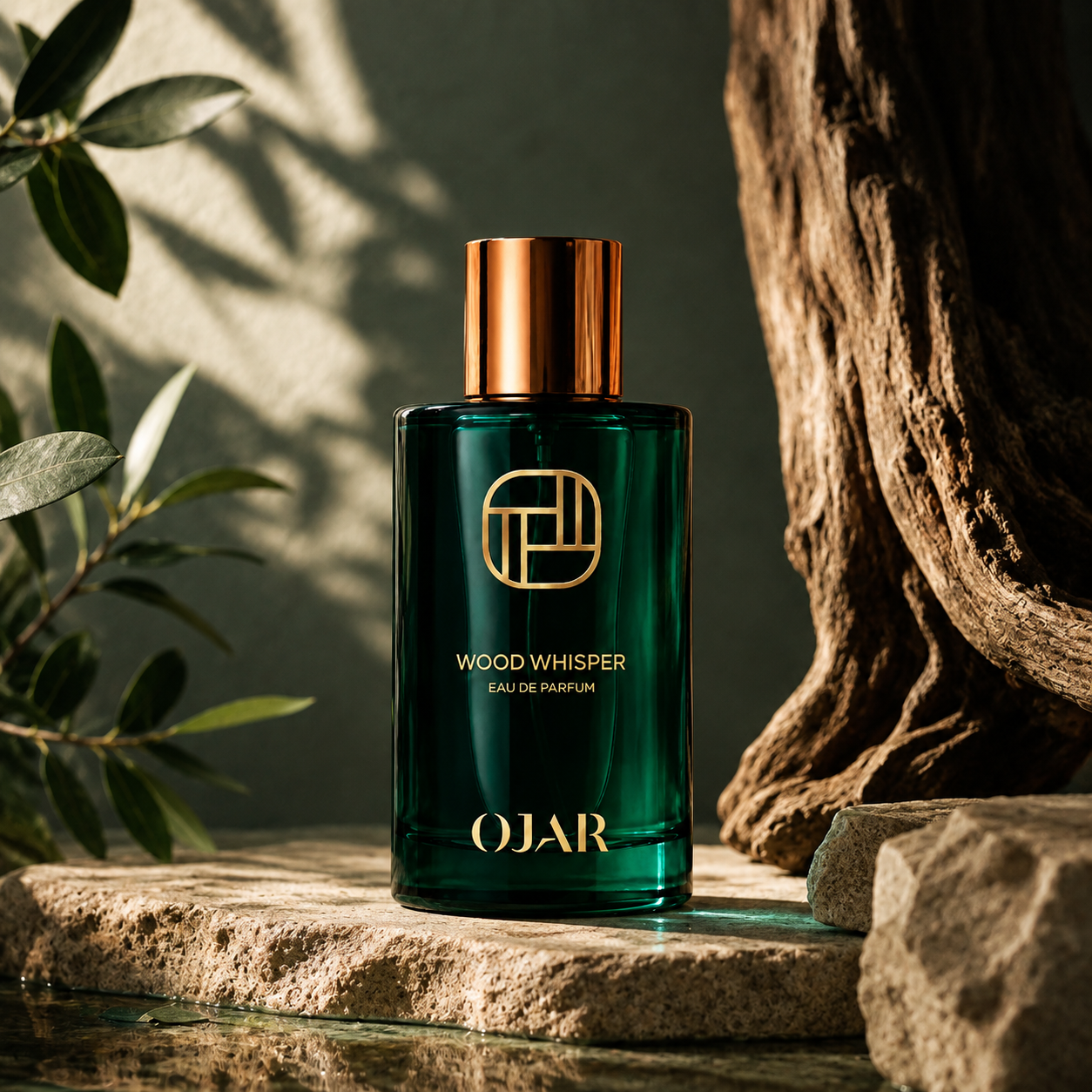 Wood Whisper d'OJAR, eau de parfum, flacon en mise en scène dans un décor boisé avec tronc d'arbre et feuillage vert.