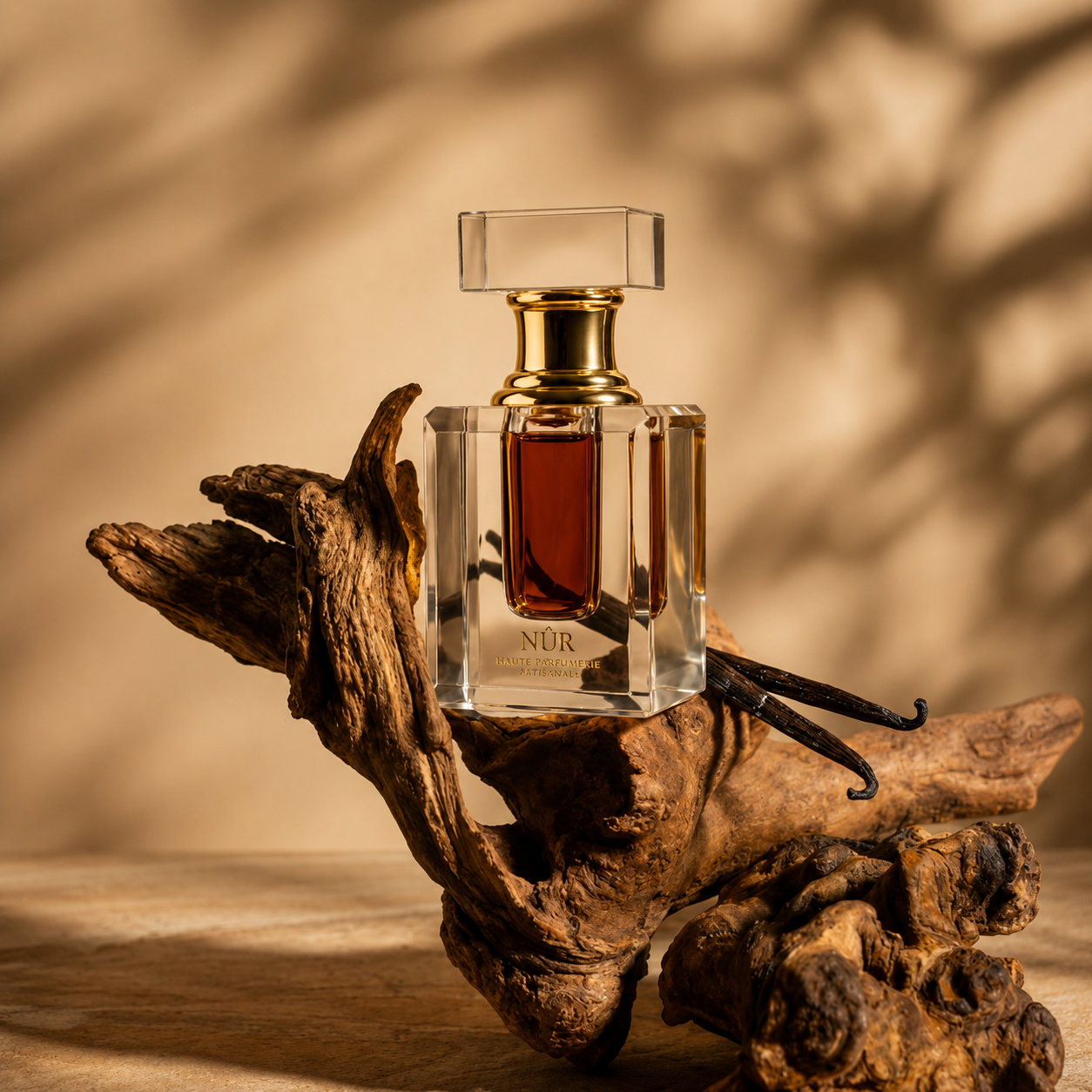Oud Burmi Planifolia de NÛR, élixir de parfum 3 ml, mise en scène évoquant l'oud de Birmanie et la vanille planifolia.