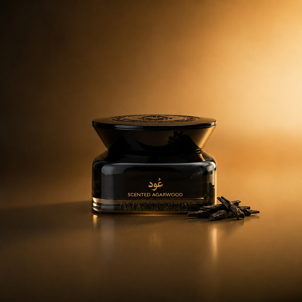 Oud Scented Agarwood by Oman Luxury boîte d'encens avec bois d'agar fumé sur fond chaleureux