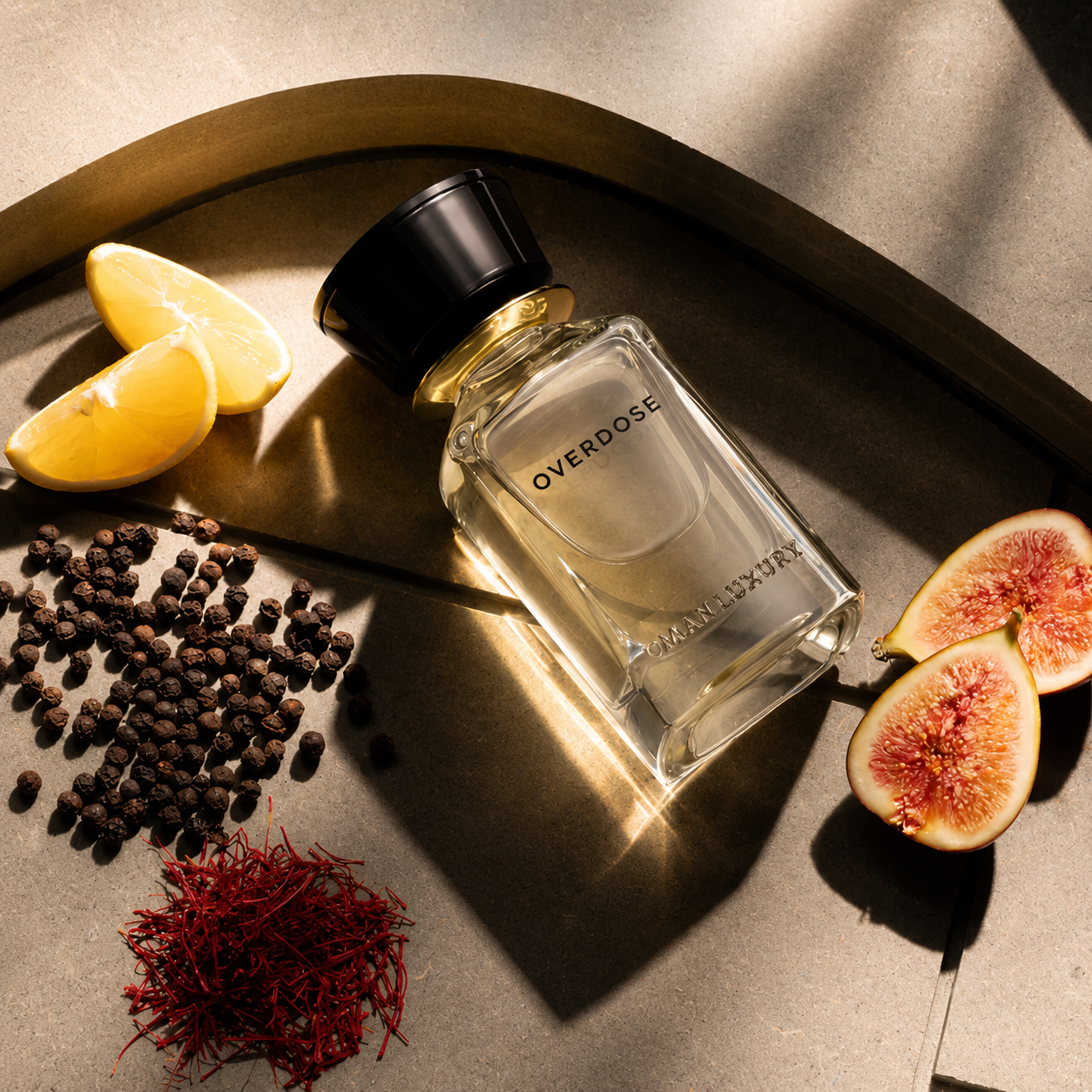 Overdose by Oman Luxury flacon de parfum avec citron, figue, poivre noir et safran sur fond minéral