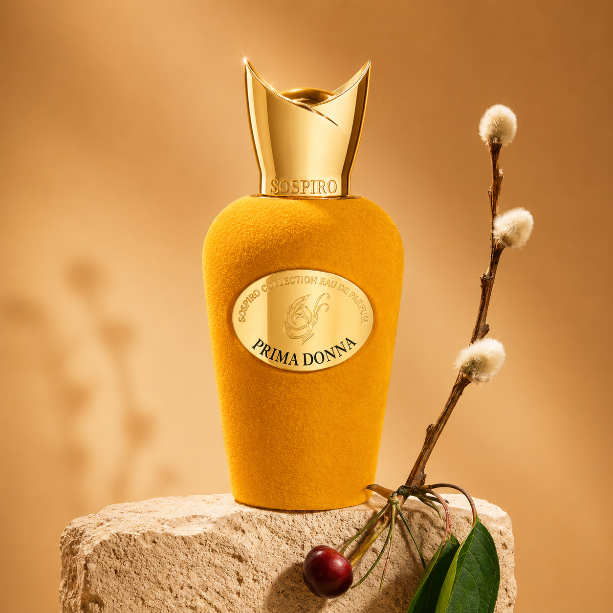 Prima Donna de Sospiro, eau de parfum 100 ml, flacon en mise en scène sur une pierre claire avec branche de saule et cerise.