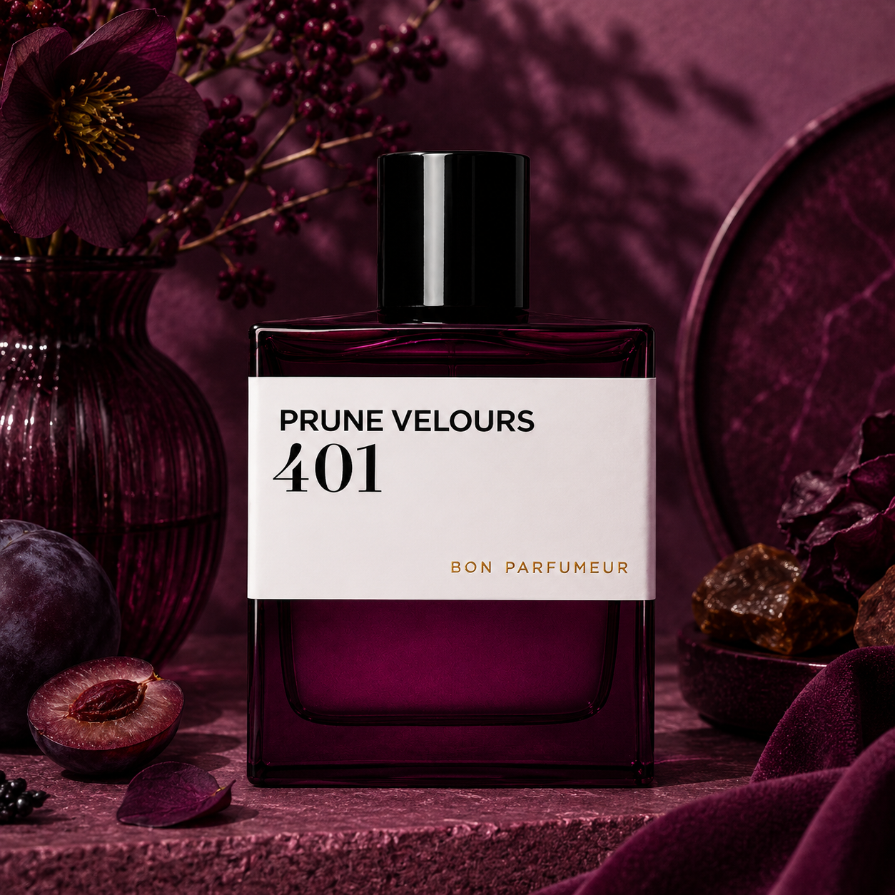 401 Prune Velours de Bon Parfumeur, eau de parfum 100 ml, flacon en mise en scène avec prunes et velours.