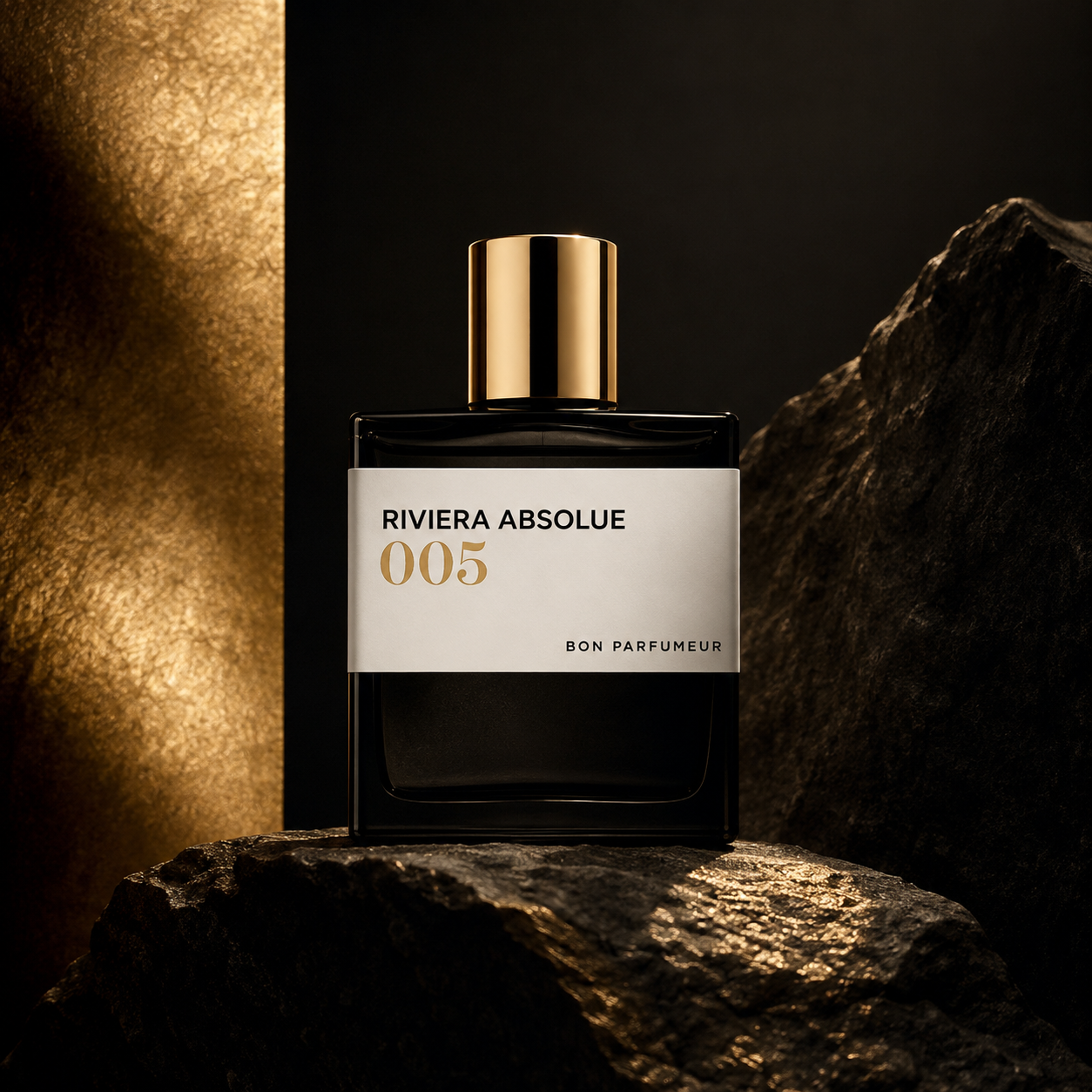 005 Riviera Absolue de Bon Parfumeur, extrait de parfum 100 ml, flacon en mise en scène sur pierre et or.