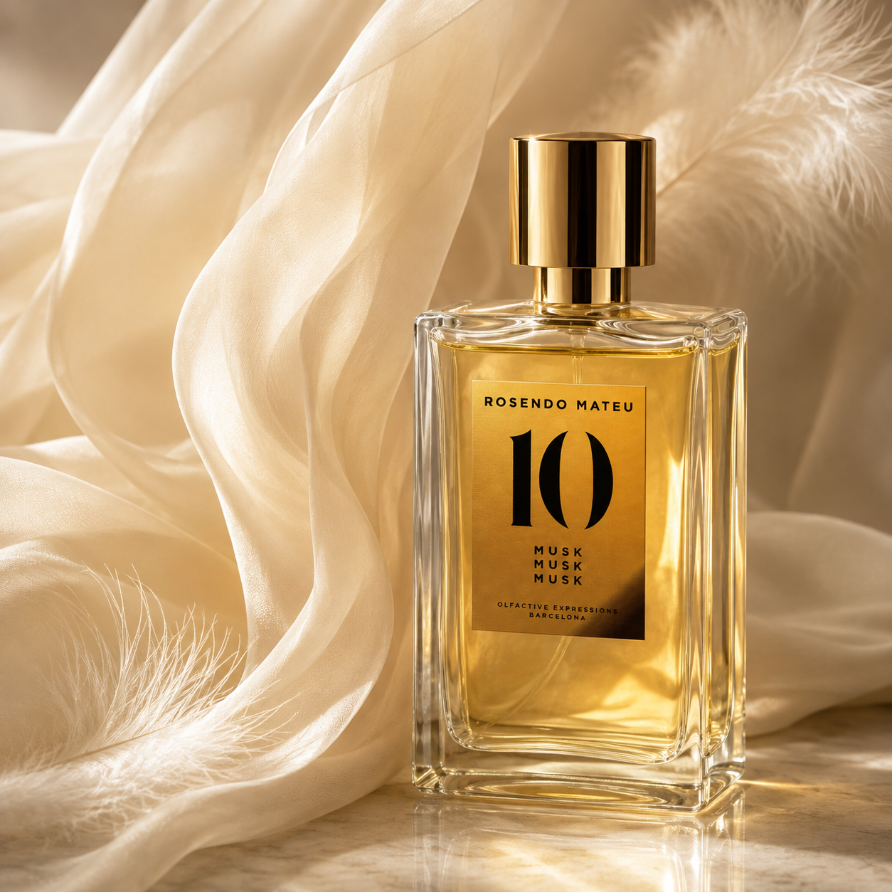 Rosendo Mateu Nº10 – flacon de parfum dans un univers doux et lumineux aux étoffes blanches évoquant le musc