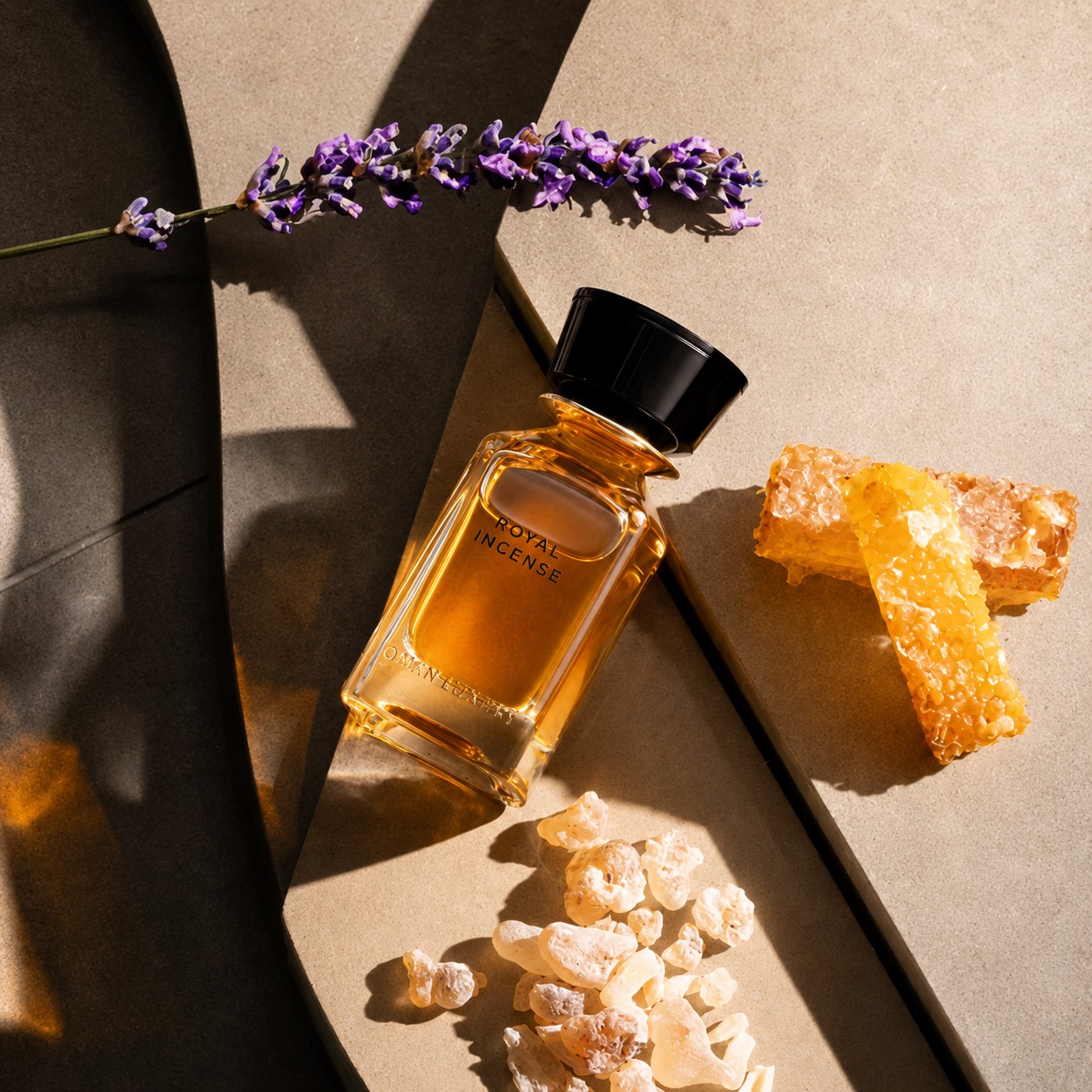 Royal Incense by Oman Luxury flacon de parfum avec lavande, miel et résines naturelles sur fond minéral