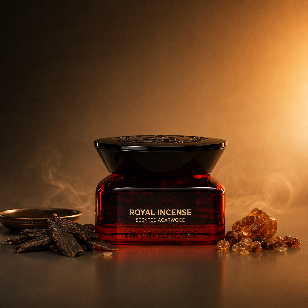 Royal Incense Scented Agarwood by Oman Luxury boîte d'encens avec bois d'agar, résines naturelles et coupelle en laiton sur fond chaleureux