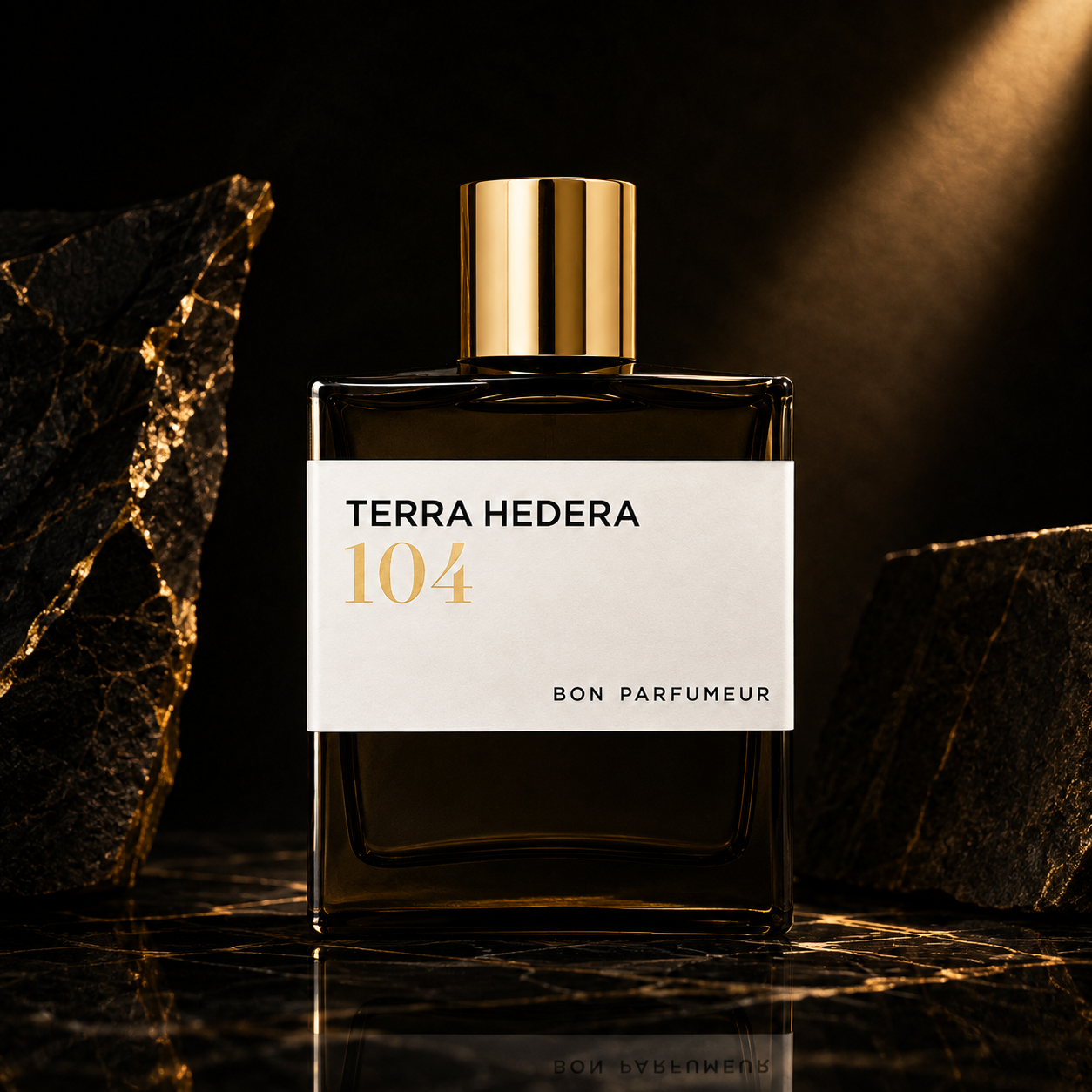 104 Terra Hedera de Bon Parfumeur, extrait de parfum 100 ml, flacon en mise en scène sur marbre sombre.