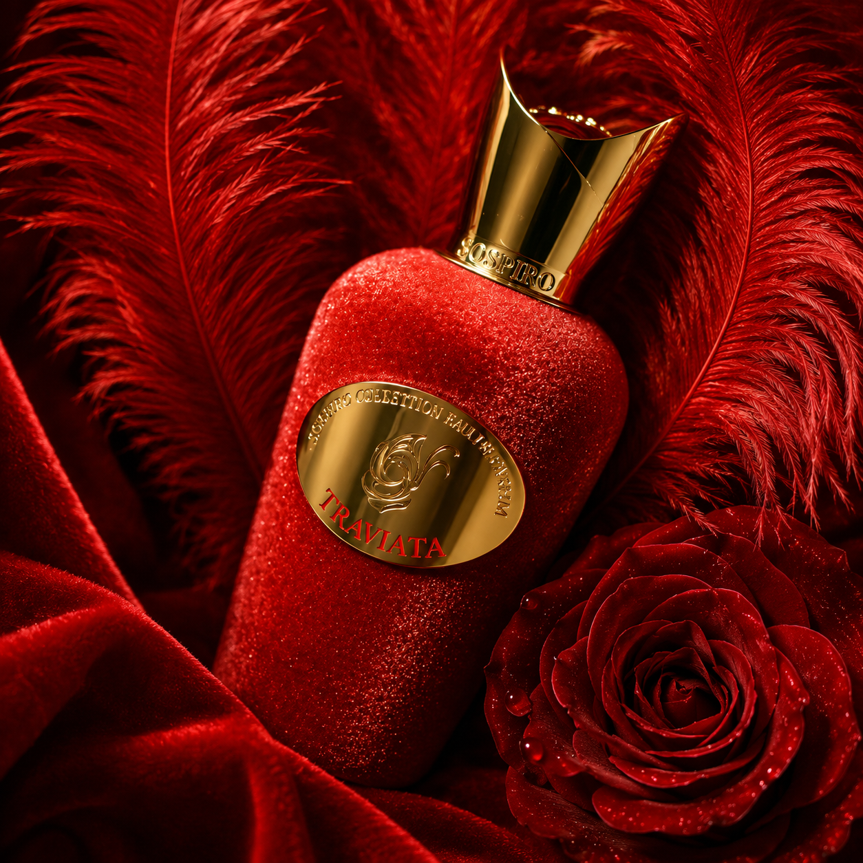 Traviata de Sospiro, eau de parfum 100 ml, flacon en mise en scène avec plumes, rose et velours rouge.