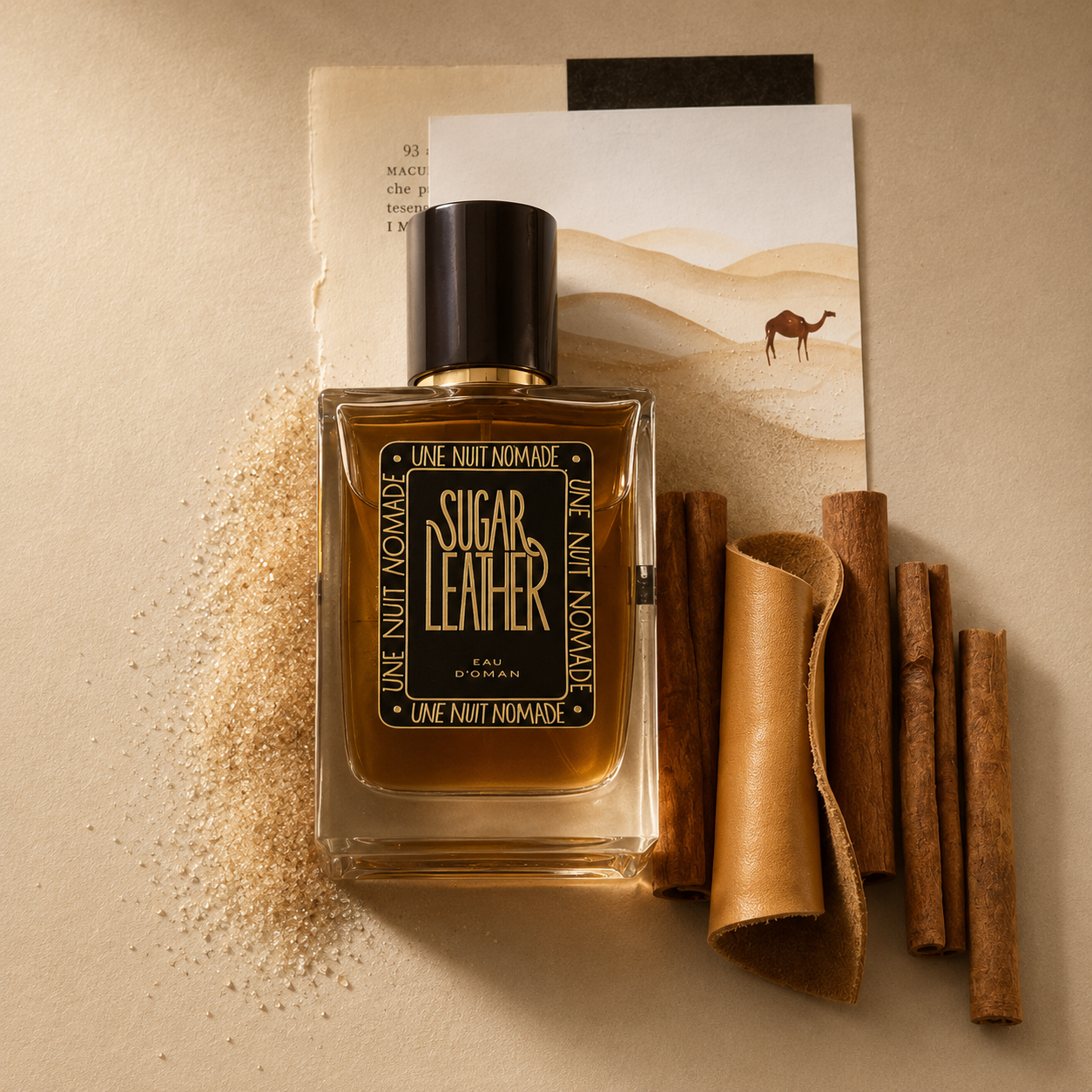 Sugar Leather Une Nuit Nomade Eau de Parfum mise en scène avec cuir cannelle et sucre