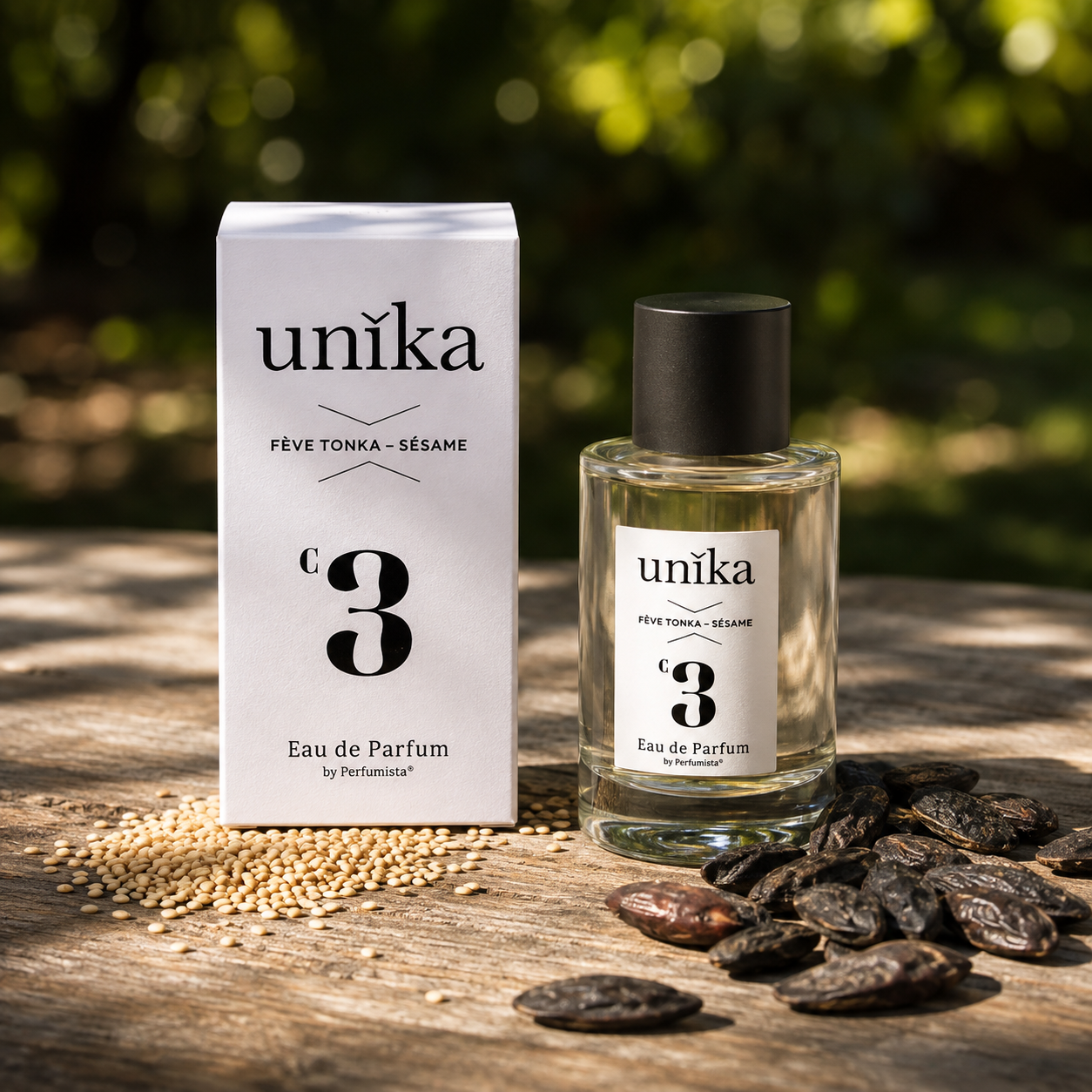 Fève Tonka Sésame d'UNIKA, eau de parfum, flacon en mise en scène boisée avec des fèves tonka et des graines de sésame.