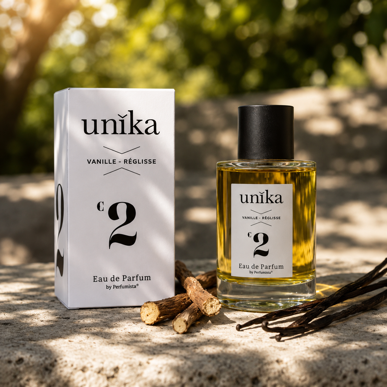 Vanille Réglisse d'UNIKA, eau de parfum, flacon en mise en scène avec des gousses de vanille et des bâtons de réglisse.