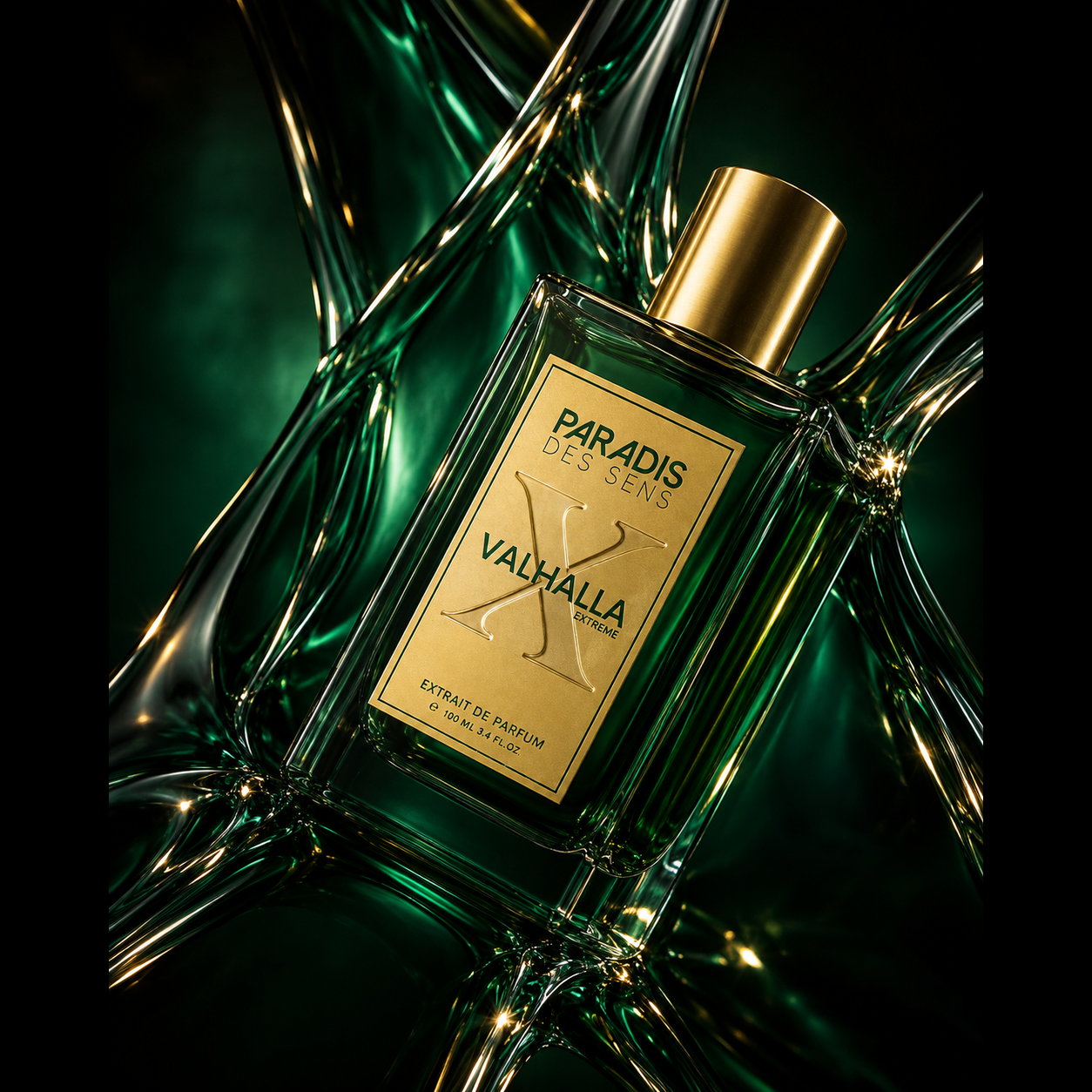 Valhalla Extreme de Paradis des Sens, extrait de parfum 100 ml, mise en scène sur fond vert sombre avec reflets de verre et d'or.