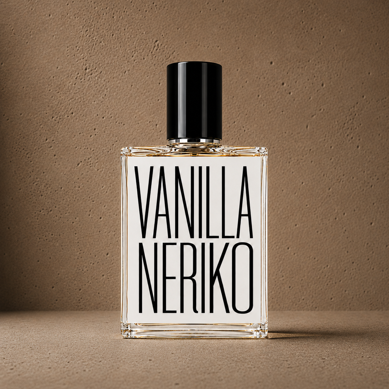 Flacon Vanilla Neriko Indices Parfums mis en scène sur fond brun beige texturé