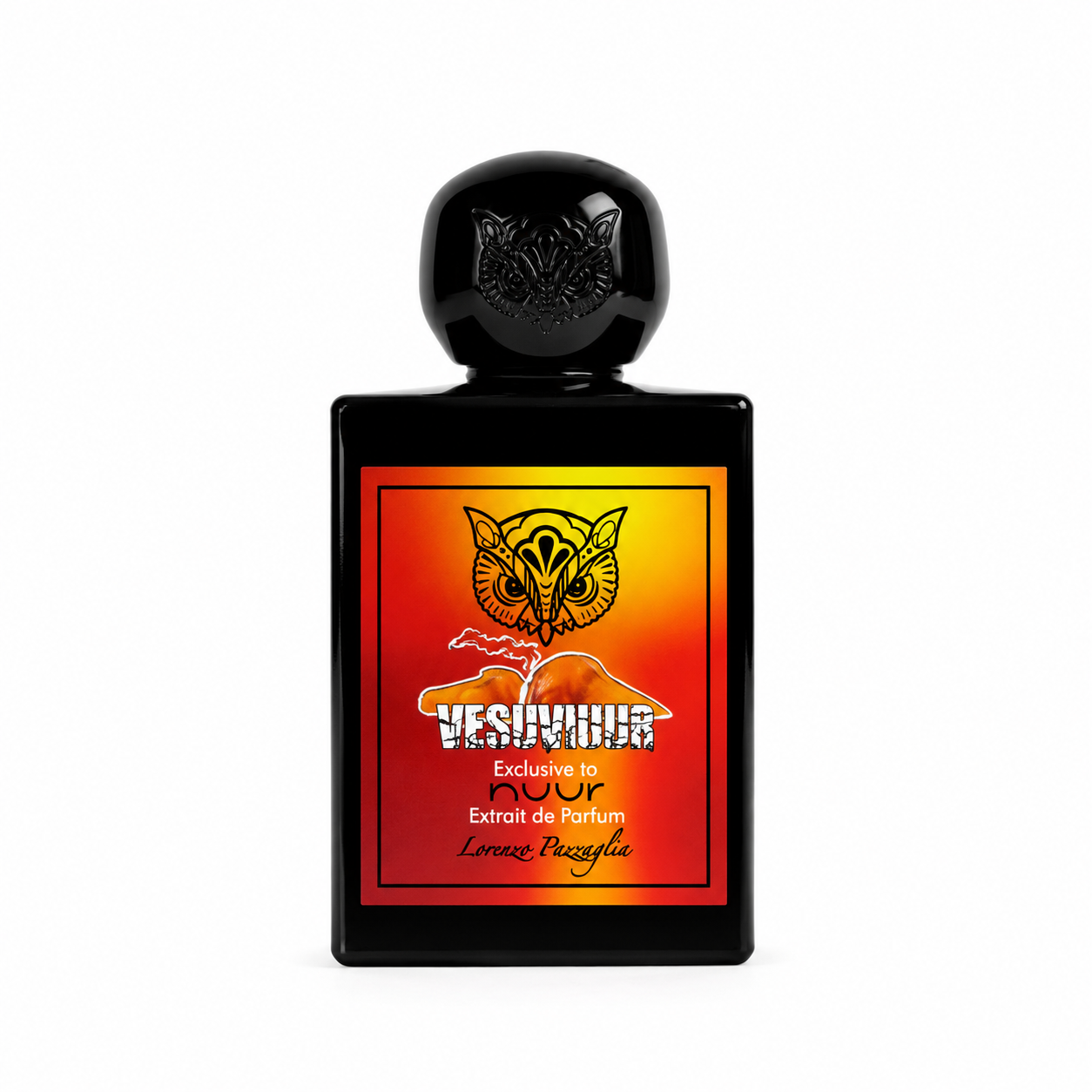 Vesuviuur de Lorenzo Pazzaglia, extrait de parfum 50 ml, flacon noir sur fond blanc avec étiquette aux nuances rouge et orange inspirées du Vésuve et de la lave en fusion.