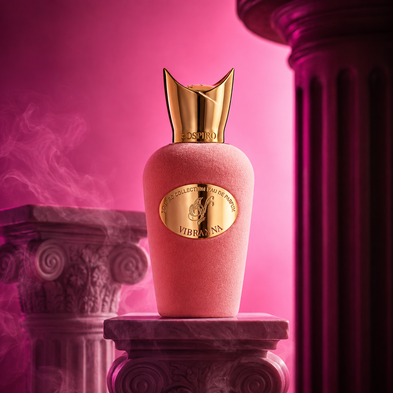 Vibranna de Sospiro, eau de parfum 100 ml, flacon en mise en scène sur une colonne de marbre rose.