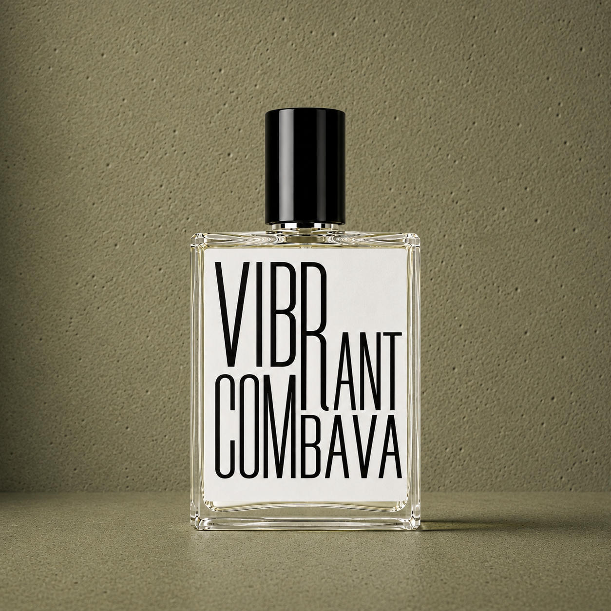 Flacon Vibrant Combava Indices Parfums mis en scène sur fond vert olive texturé