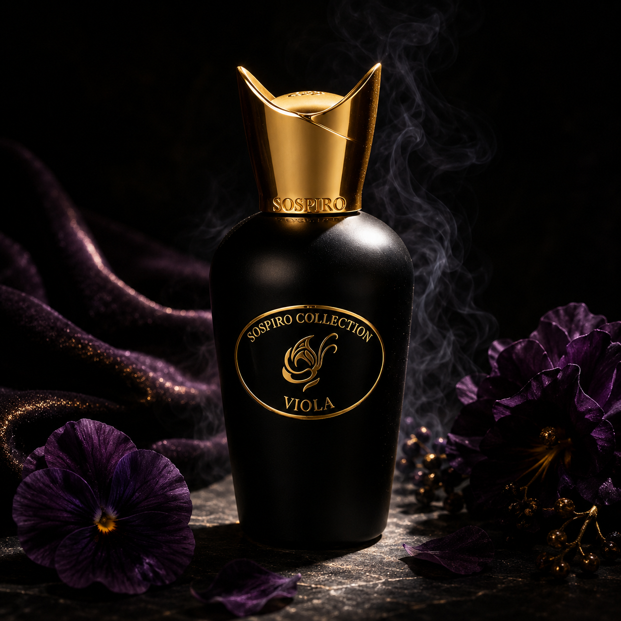 Viola de Sospiro, eau de parfum 75 ml, flacon en mise en scène avec pensées violettes et volutes de fumée.