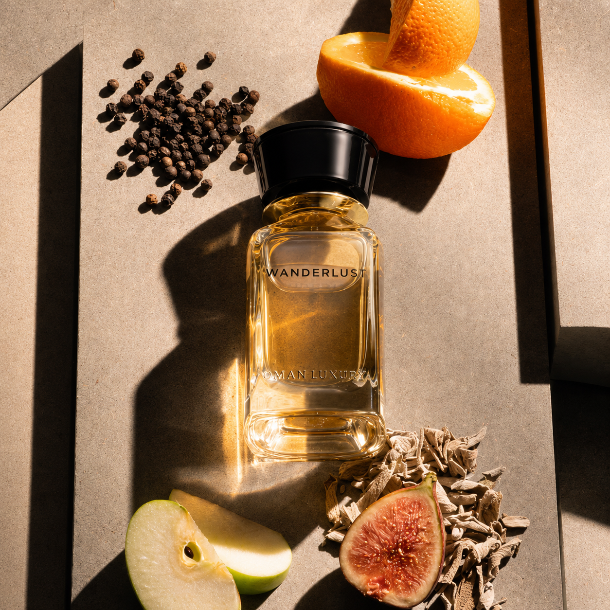 Wanderlust by Oman Luxury flacon de parfum avec orange, figue, poivre noir et sauge sur fond minéral