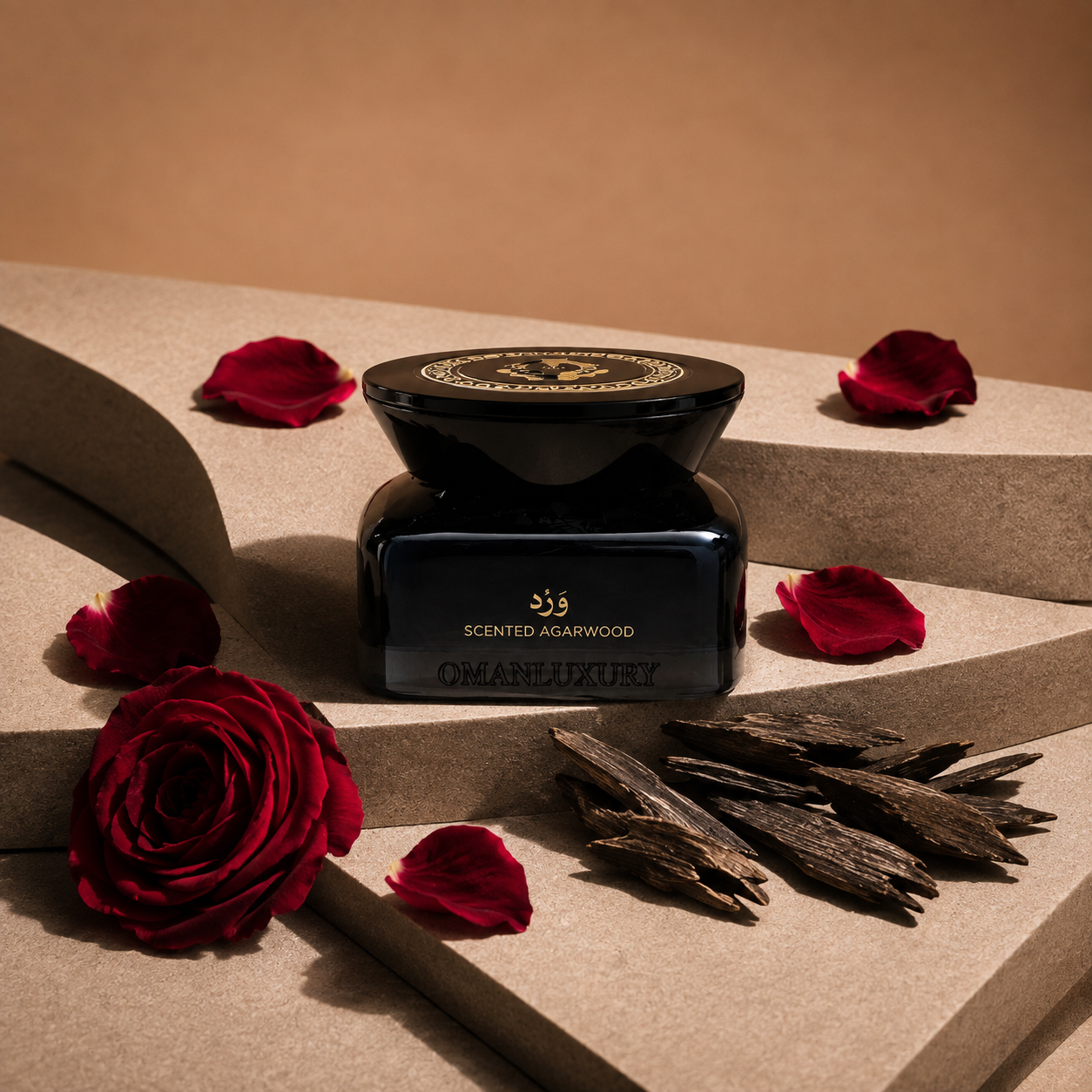 Ward Scented Agarwood by Oman Luxury boîte d'encens avec pétales de rose et bois d'agar sur fond minéral