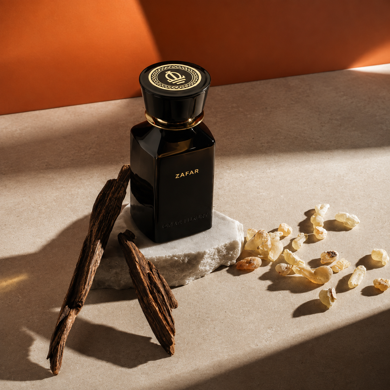 Zafar by Oman Luxury flacon de parfum avec bois de oud et résines naturelles sur fond minéral